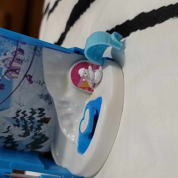 Mattel Polly Pocket Snow Globe Ski Lodge 2017 Incomplete - Picture 4 of 9